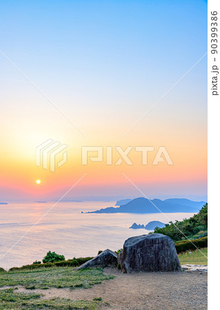 千畳敷から見た日の出　山口県長門市 90399386