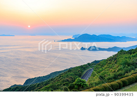 千畳敷から見た日の出　山口県長門市 90399435