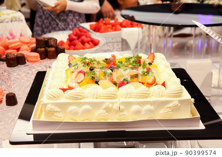 テーブルに置かれたホールケーキ スイーツ デザート パーティー料理 90399574