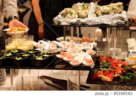 テーブルに並んだパーティー料理 ケータリング 90399582