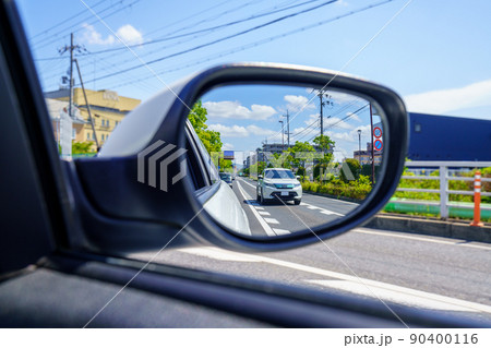 車のサイドミラーから見える青空の風景 90400116