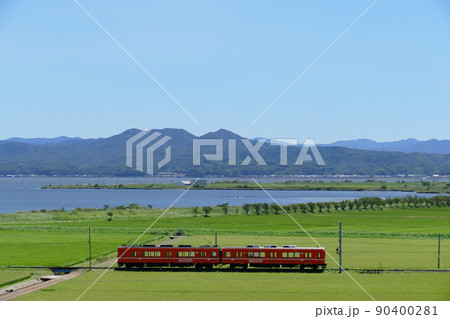 宍道湖をバックに田園地帯を行く一畑電車 島根県出雲市 90400281