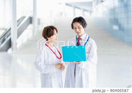 大学病院で働く男性医師と女性医師 大学病院で働く男性医師と女性医師 90400587
