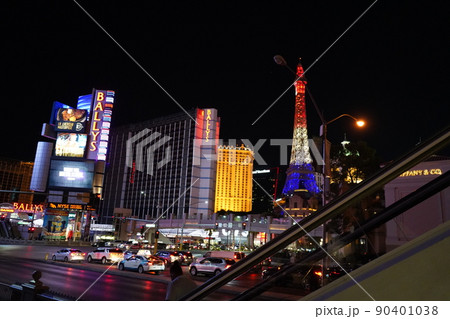 ネバダ州ラスベガス　夜の風景 90401038
