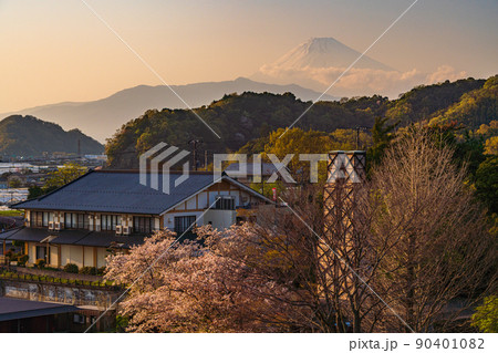 (静岡県)W世界遺産、韮山反射炉の向こうに富士山 夕景 (静岡県)W世界遺産、韮山反射炉の向こうに富士山 夕景 90401082