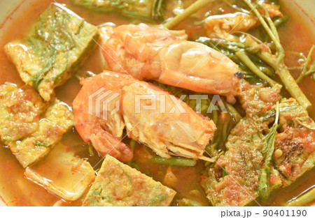 boiled shrimp and fried egg stuffed climbing wattle vegetable in spicy sour soup on plate 90401190