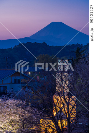 (静岡県)W世界遺産、韮山反射炉(ライトアップ)の向こうに富士山 (静岡県)W世界遺産、韮山反射炉(ライトアップ)の向こうに富士山 90401227