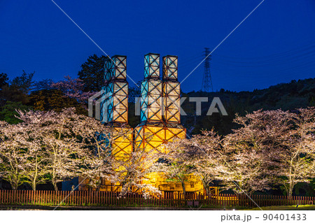 （静岡県）世界遺産、韮山反射炉（ライトアップ）、桜の季節 90401433