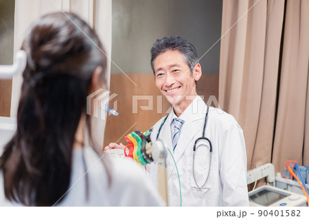 高齢の医師と患者 90401582