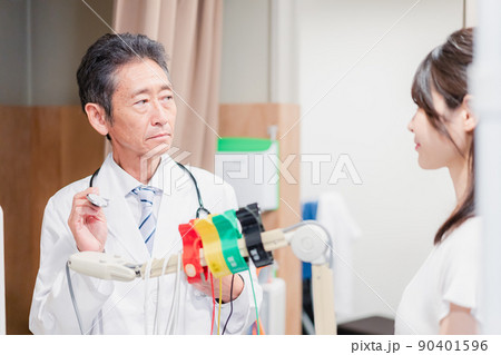 高齢の医師と患者 90401596