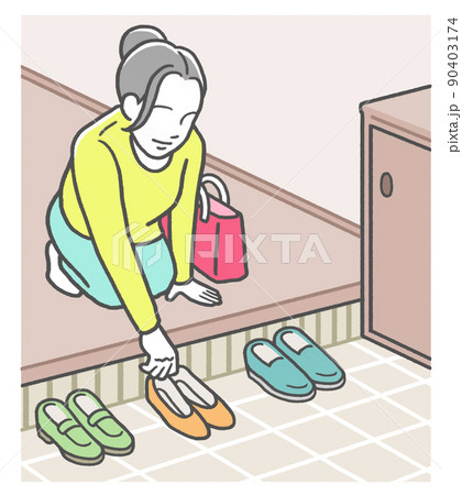 日本のマナー　玄関で靴を脱いで綺麗に揃える日本人女性　 90403174