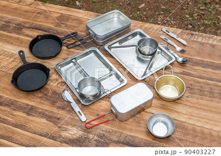 アウトドア用食器　Typical and common outdoor tableware 90403227