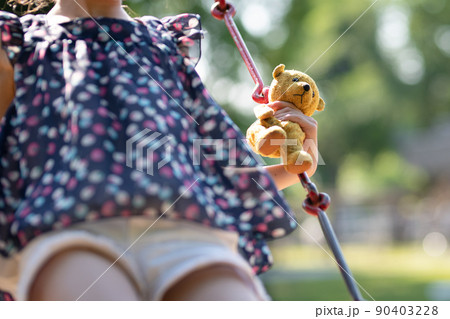 公園で子供と遊ぶ熊の縫いぐるみ 90403228