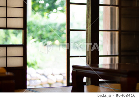 和室の縁側と庭の緑 90403416