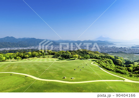 静岡県静岡市の日本平から富士山と駿河湾と芝生の庭園 静岡県静岡市の日本平から富士山と駿河湾と芝生の庭園 90404166