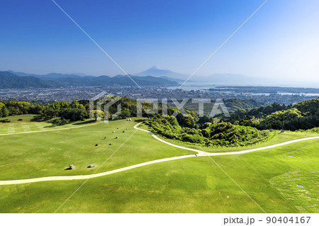 静岡県静岡市の日本平から富士山と駿河湾と芝生の庭園 静岡県静岡市の日本平から富士山と駿河湾と芝生の庭園 90404167