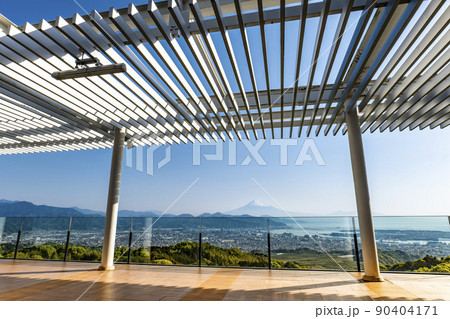 静岡県静岡市の日本平から富士山と駿河湾と芝生の庭園 90404171