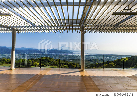 静岡県静岡市の日本平から富士山と駿河湾と芝生の庭園 90404172