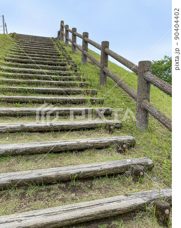 公園の木製階段 90404402