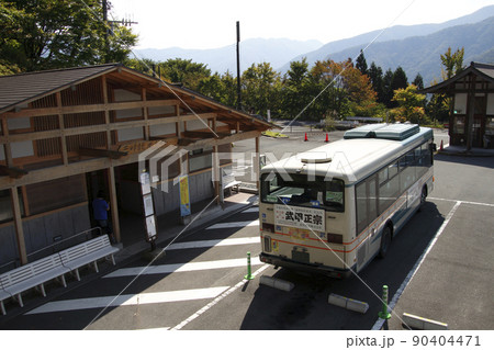 [M3]三峯神社に停車中の西武観光バス（西武秩父駅⇔三峯神社） 90404471