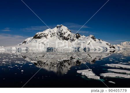 Antarctic seascape with reflection 90405779