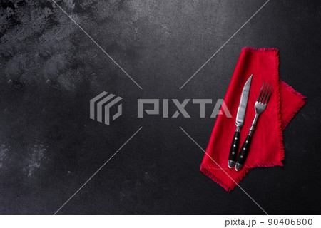 Christmas table setting with empty black ceramic plate, fir tree and black accessories 90406800