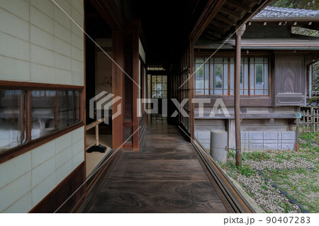 日本古民家の廊下とガラス障子 90407283