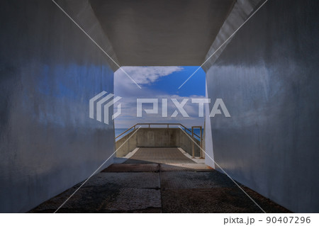 トンネルの先の青空と海 90407296