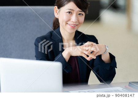 オフィスとビジネスパーソン 90408147