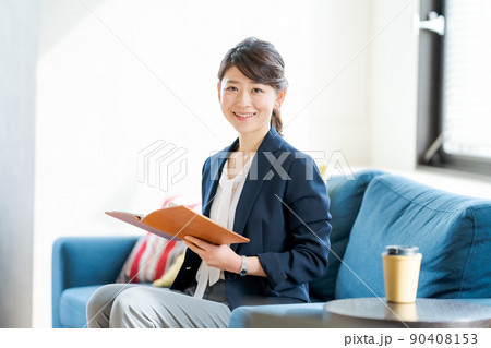30代女性と手帳とビジネス 90408153