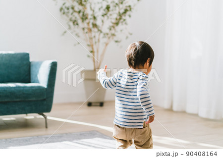 赤ちゃんが歩く 90408164