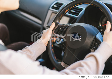ハンドルを握る女性 90408172