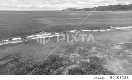 【モノクロ】空撮 石垣島 米原ビーチ 【モノクロ】空撮 石垣島 米原ビーチ 90408588