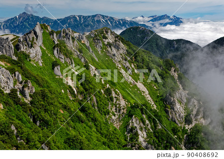 燕岳から見る針ノ木岳・蓮華岳と後立山連峰の山並み 90408692