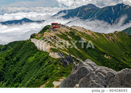 北アルプス・燕岳から見る燕山荘と雲上の常念岳 90408695
