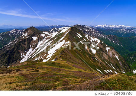 残雪期の谷川連峰・縦走路と山並み 90408736