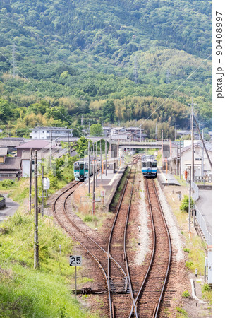 【徳島線】阿波川島駅の列車交換風景 90408997