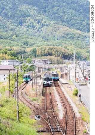 【徳島線】阿波川島駅の列車交換風景 90409004