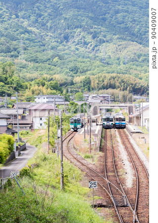 【徳島線】阿波川島駅の列車交換風景 90409007