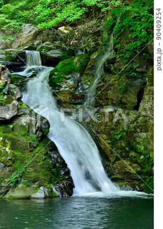 新緑のみたらい渓谷 90409254