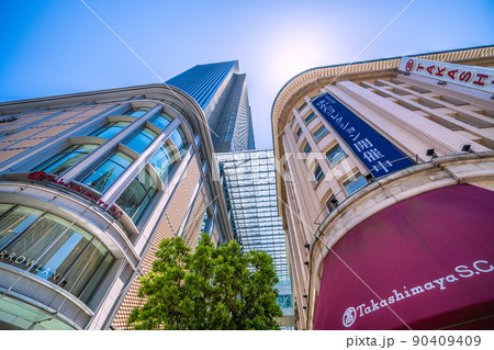 日本の東京都市景観 髙島屋や日本橋二丁目第二の交差点周辺の街並みなどを望む 日本の東京都市景観 髙島屋や日本橋二丁目第二の交差点周辺の街並みなどを望む 90409409