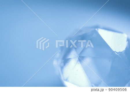 転がった青い磨りガラス　カットの入った青い磨りガラス　透明感のある涼やかな素材 90409506