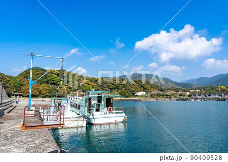 高知県土佐清水市 竜串海岸から見残し海岸へ渡るグラスボートの乗り場 高知県土佐清水市 竜串海岸から見残し海岸へ渡るグラスボートの乗り場 90409528