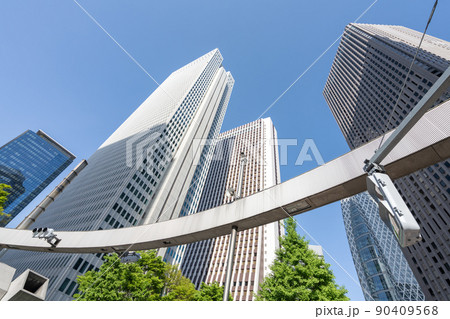 晴天の新宿駅西口のビル群 90409568