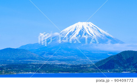 本栖湖から望む春の富士山 90409772