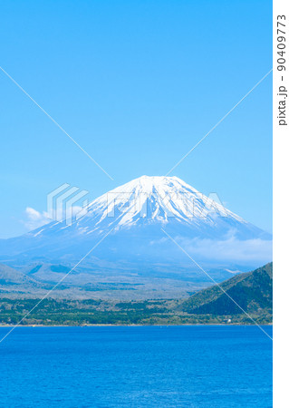 本栖湖から望む春の富士山 90409773