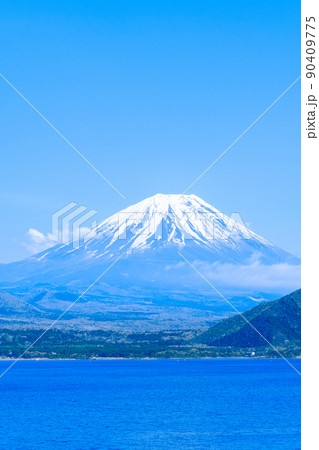 本栖湖から望む春の富士山 90409775