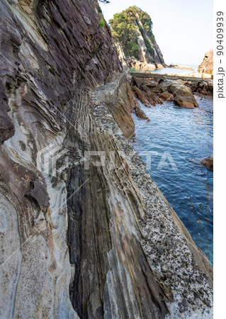 高知県土佐清水市　波の花道と名付けられた奇岩の続く見残し海岸 90409939