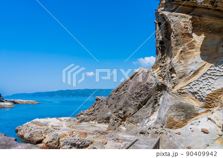 高知県土佐清水市　奇岩の続く見残し海岸からの竜串海岸の眺め 90409942