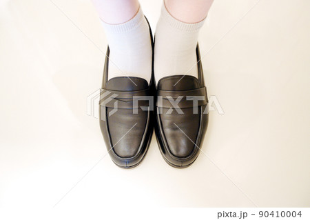 白い背景で撮影された黒いコインローファー 白い背景で撮影された黒いコインローファー 90410004